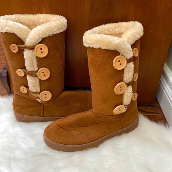 Cute tan UG style boots in size M (7/8) - Picture 1 of 6